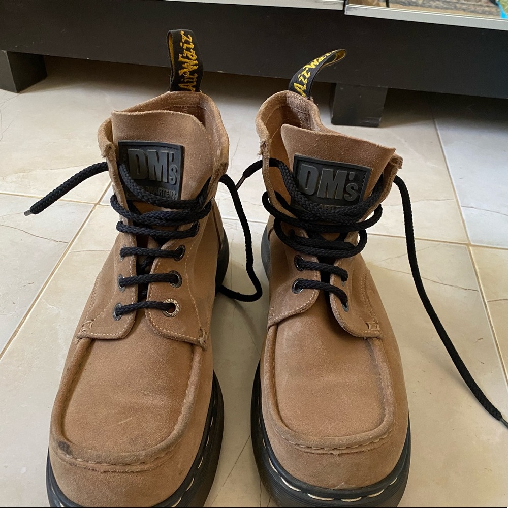 🔥🔥 Rare Dr. Doc Martens Vintage Suede shoes for men size 8. Color Camel.